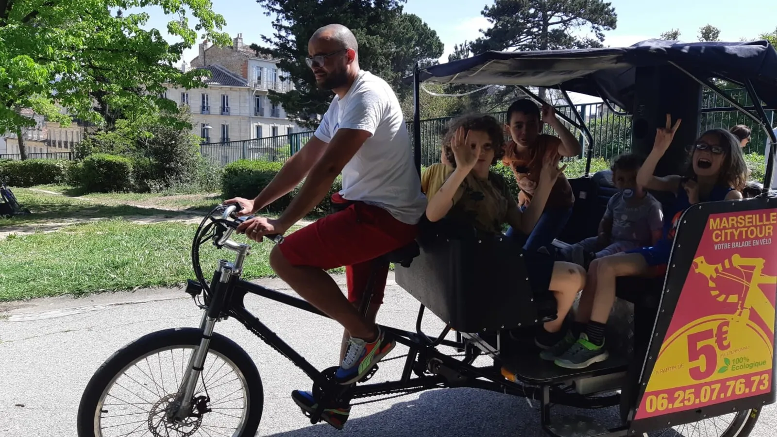 Tuk-tuk électrique Marseille City Tour sur le Vieux-Port de Marseille
