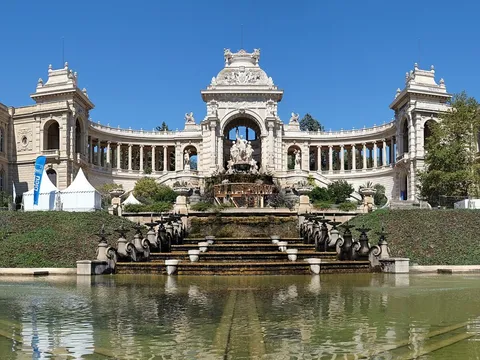 Vue sur les monuments de Marseille lors d'une visite en tuk-tuk