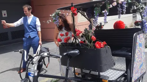 Groupe en tuk-tuk électrique pour un EVJF à Marseille