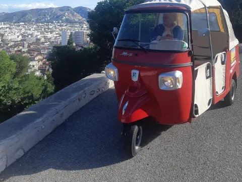 Tuk-tuk électrique décoré pour un anniversaire à Marseille